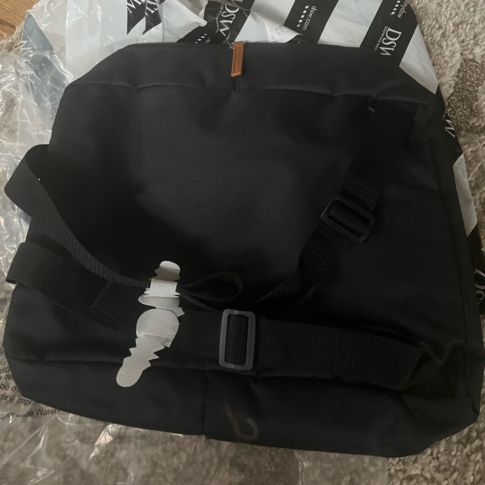 DSW black backpack 🎒 - Picture 7 of 13